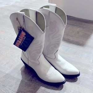 New Durango women’s cowboy boots. Size 6. Color: white.